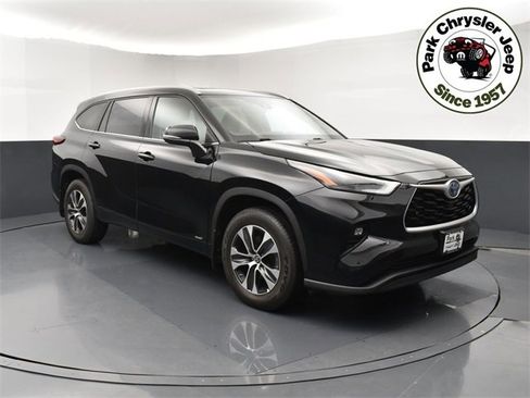 Used 2022 Toyota Highlander XLE image 1