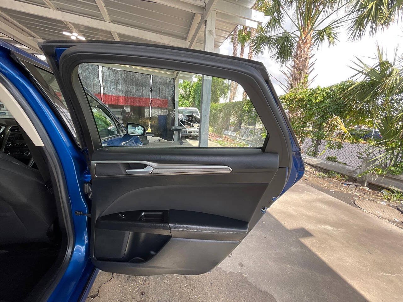 Used 2017 Ford Fusion SE FWD image 13