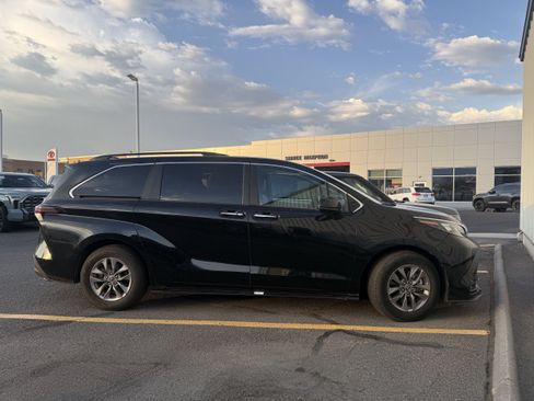 Used 2025 Toyota Sienna XLE FWD image 1