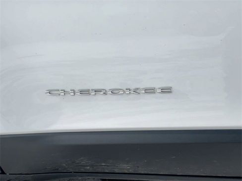 Used 2016 Jeep Cherokee Latitude w/ Cold Weather Group image 10