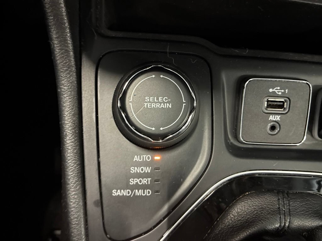 Used 2019 Jeep Cherokee Limited AWD/4WD image 24