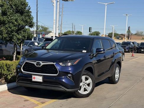 Certified 2025 Toyota Highlander LE image 2