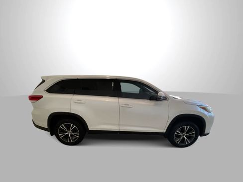 Used 2019 Toyota Highlander LE AWD/4WD image 9