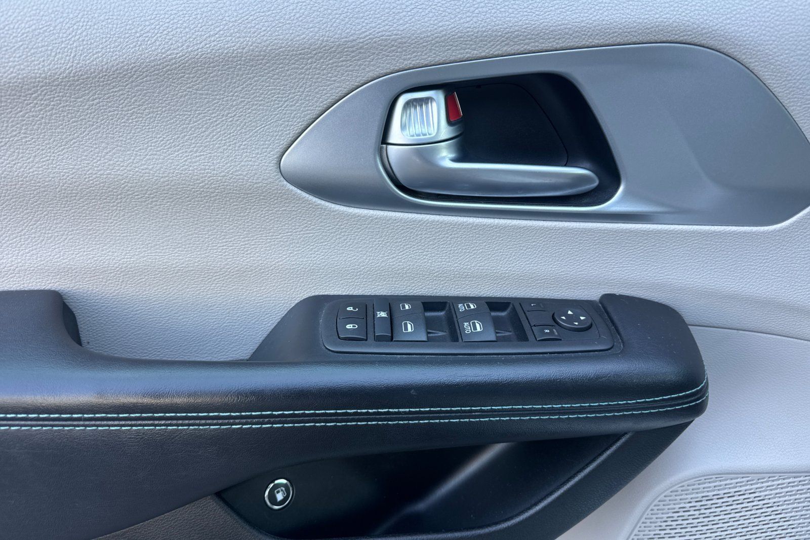 Used 2018 Chrysler Pacifica Touring-L FWD image 12