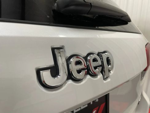 Used 2020 Jeep Grand Cherokee Overland AWD/4WD image 16
