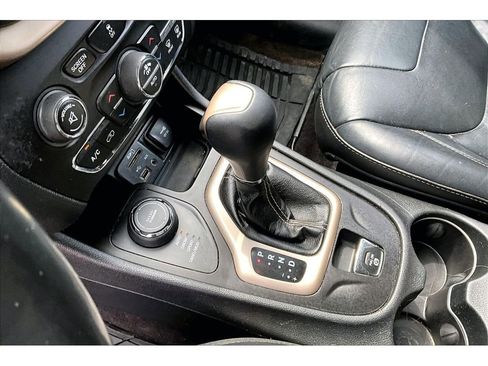 Used 2017 Jeep Cherokee Limited AWD/4WD image 16