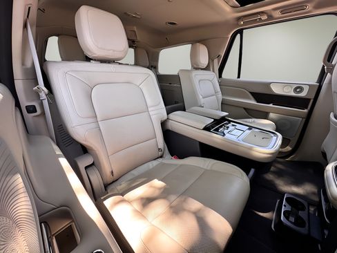 Used 2021 Lincoln Navigator Reserve w/ Luxury Package AWD/4WD image 18