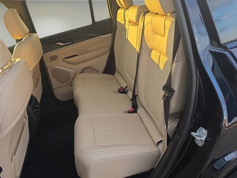 Used 2024 Jeep Grand Cherokee Limited w/ Luxury Tech Group II image 8