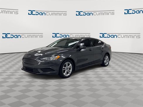 Used 2018 Ford Fusion SE w/ Fusion SE Technology Package image 4