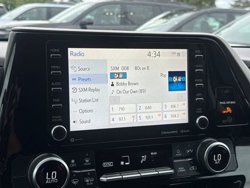 Used 2021 Toyota Highlander LE AWD/4WD image 28