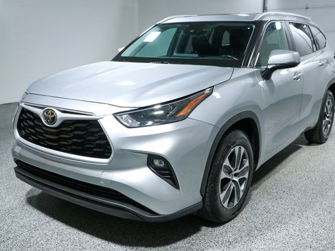 Used 2023 Toyota Highlander XLE FWD image 34