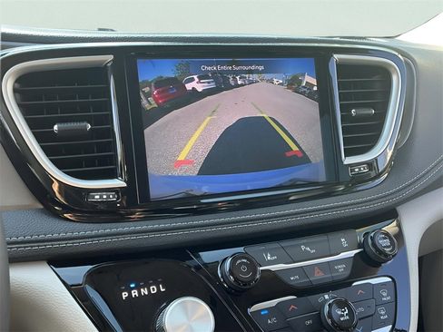 Used 2024 Chrysler Pacifica Select image 23