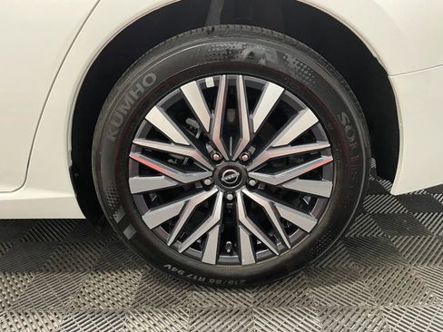 Used 2025 Nissan Altima 2.5 SV FWD image 11