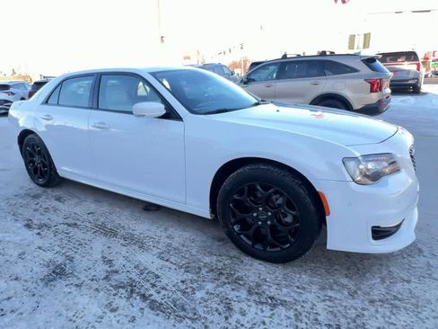 Used 2022 Chrysler 300 Touring L image 2