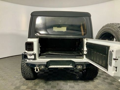 Used 2018 Jeep Wrangler Unlimited Sahara AWD/4WD image 16