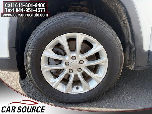 Used 2019 Jeep Cherokee Latitude w/ Popular Appearance Group AWD/4WD image 24