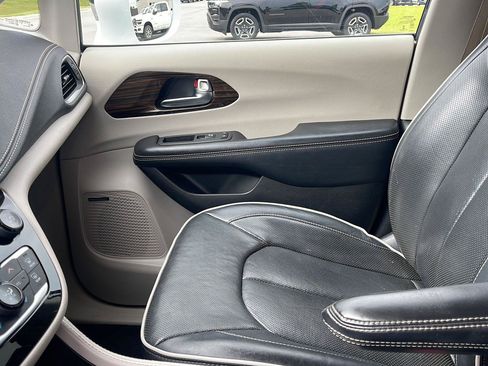 Used 2022 Chrysler Pacifica Limited FWD image 29