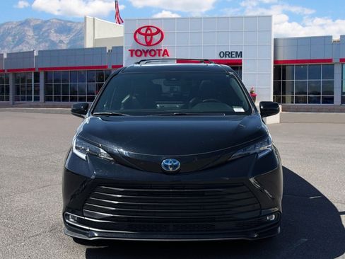 Used 2025 Toyota Sienna XLE Woodland Edition AWD/4WD image 2
