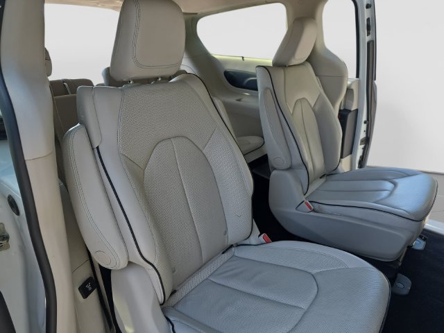 Used 2020 Chrysler Pacifica Limited w/ Advanced Safetytec Group FWD image 32
