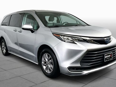 Used 2022 Toyota Sienna LE image 2