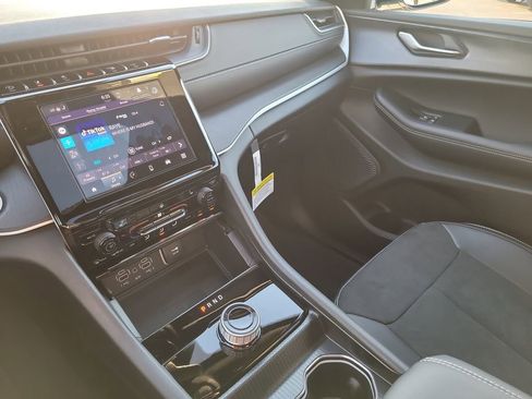 New 2025 Jeep Grand Cherokee Altitude image 21