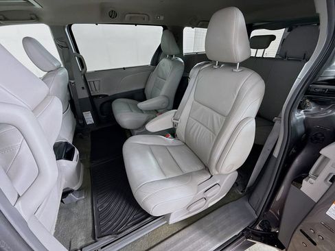 Used 2015 Toyota Sienna XLE w/ XLE Navigation Package FWD image 31