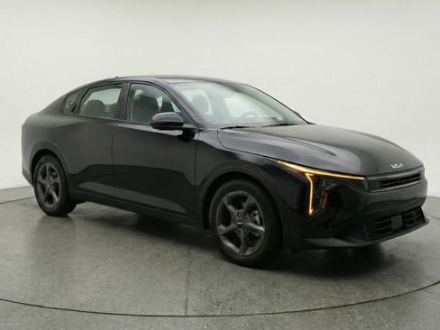 Used 2025 Kia K4 LXS image 1