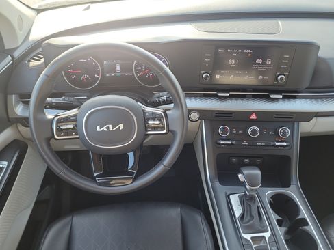 Used 2023 Kia Carnival LX FWD image 16