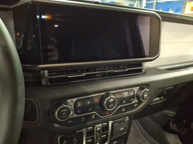 Used 2025 Jeep Wrangler Unlimited Sport AWD/4WD image 14