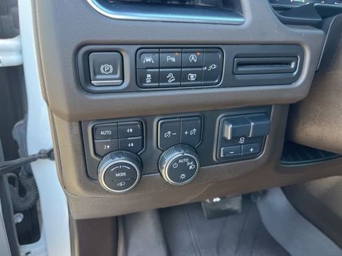 Used 2022 Chevrolet Suburban Z71 w/ Z71 Off-Road Package AWD/4WD image 17