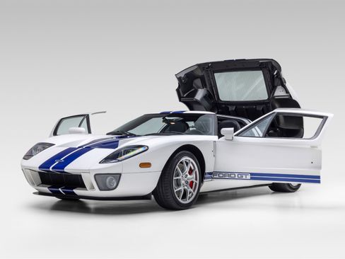 Used 2005 Ford GT RWD image 16