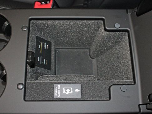 Used 2025 Porsche Macan image 30