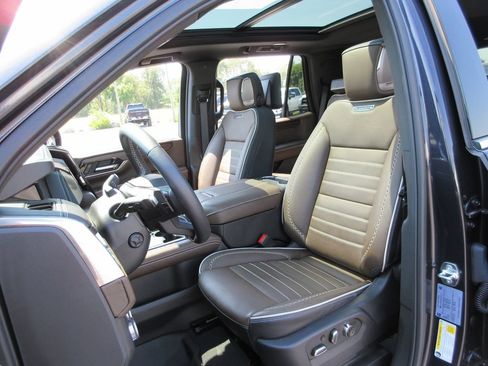 Certified 2025 GMC Yukon Denali Ultimate w/ LPO, Floor Liner Package AWD/4WD image 25