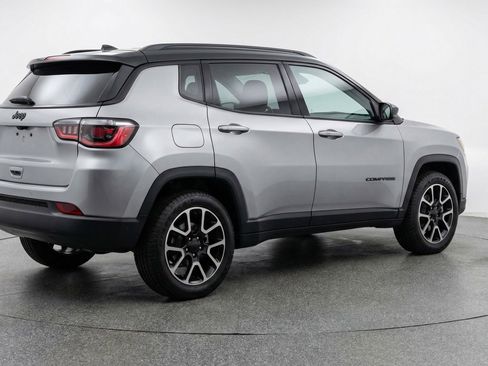 Used 2025 Jeep Compass Trailhawk AWD/4WD image 9