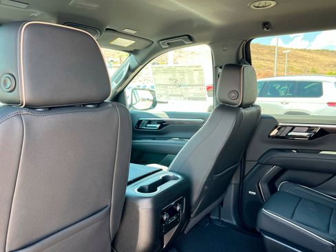 New 2025 Chevrolet Suburban Premier image 20