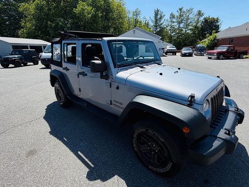 Used 2013 Jeep Wrangler Unlimited Sport w/ Connectivity Group AWD/4WD image 13