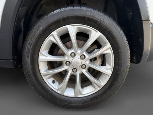 Used 2019 Jeep Cherokee Latitude w/ Popular Appearance Group FWD image 11