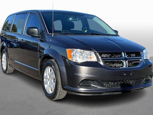 Used 2018 Dodge Grand Caravan SE w/ UConnect Hands-Free Group image 10