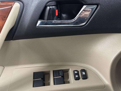 Used 2013 Toyota Highlander Limited AWD/4WD image 29