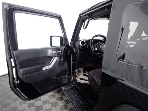 Used 2014 Jeep Wrangler Rubicon w/ Power Convenience Group AWD/4WD image 18