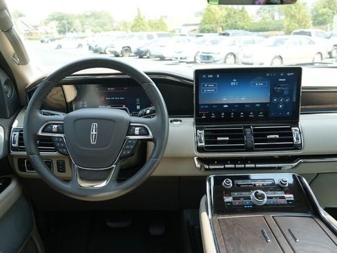 Used 2024 Lincoln Navigator Reserve AWD/4WD image 23