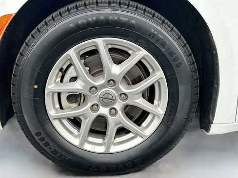 Used 2022 Chrysler Voyager LX FWD image 31