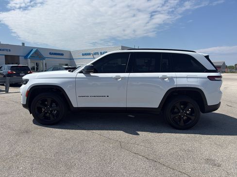 Used 2024 Jeep Grand Cherokee Altitude AWD/4WD image 6