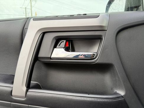 Used 2016 Toyota 4Runner SR5 image 18