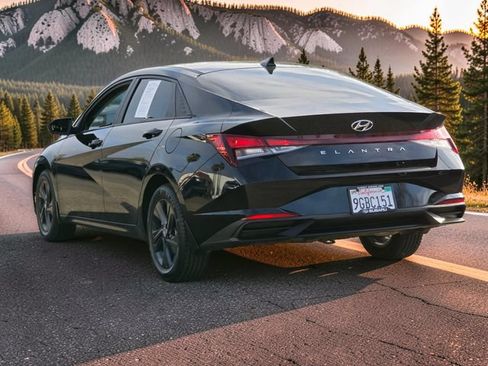 Used 2023 Hyundai Elantra SEL FWD image 5