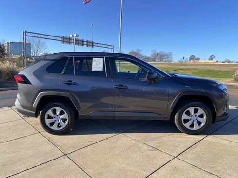 Used 2021 Toyota RAV4 LE image 12