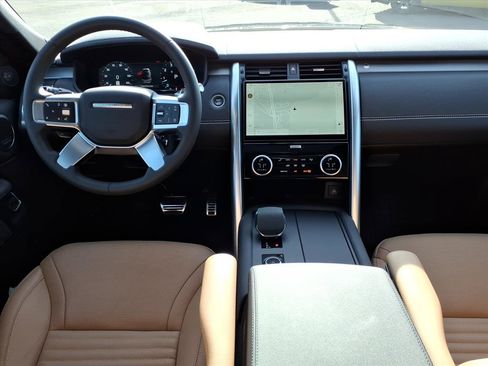 Certified 2024 Land Rover Discovery Dynamic SE image 4