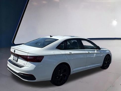 Used 2025 Volkswagen Jetta SE w/ Sunroof Package FWD image 2