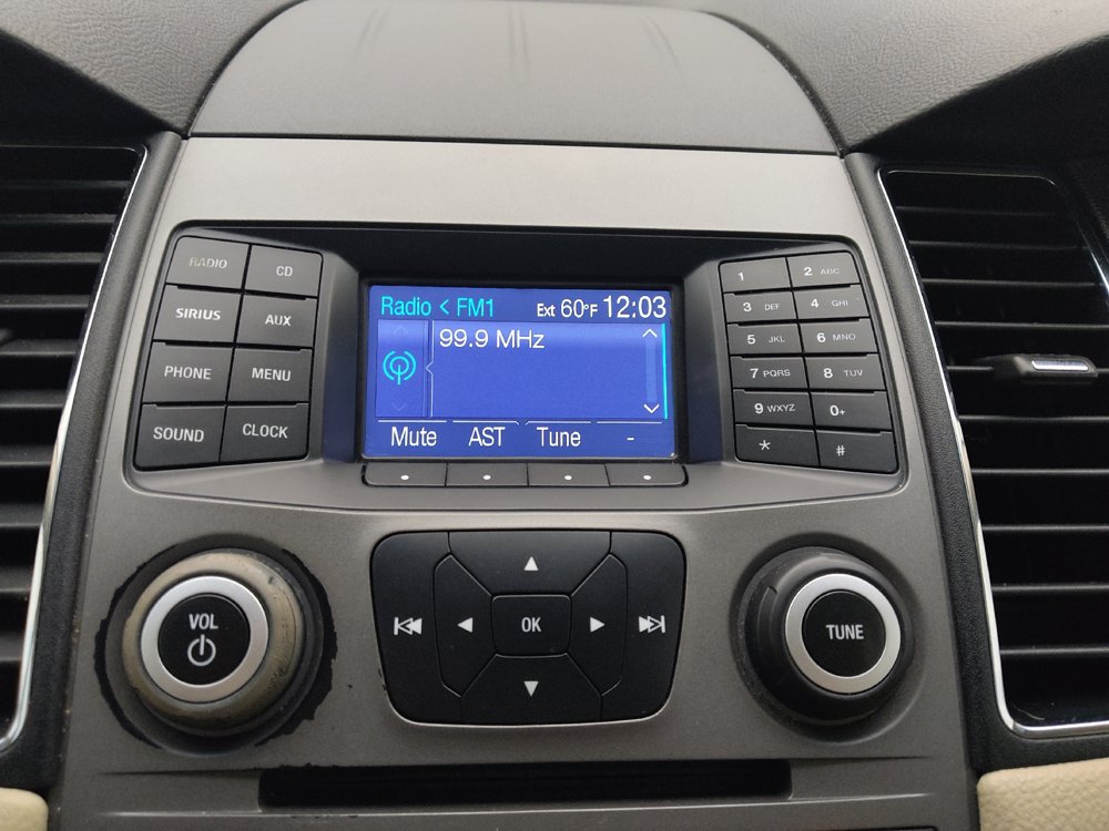 Used 2014 Ford Taurus SE FWD image 25