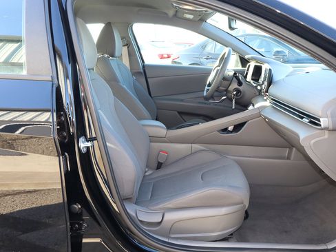 Used 2025 Hyundai Elantra SE image 22